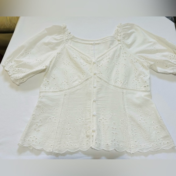 Perforated white blouse Size Small - Picture 2 of 5